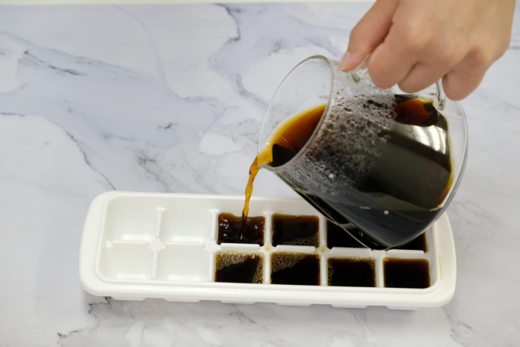 製氷皿にコーヒーを注ぎます