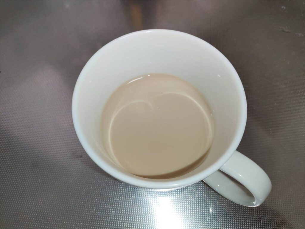 ミルクを注ぎカフェオレにします